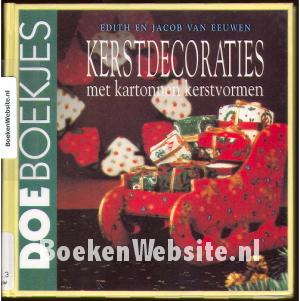 Kerstdecoraties met kartonnen kerstvormen