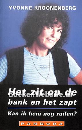 Het zit op de bank en het zapt Het zit op de bank en het zapt